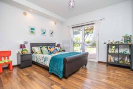 Elegant and Spacious 5-Bedroom Villa in Quarteira, Central Algarve