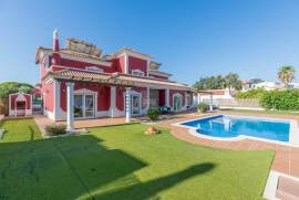 Elegant and Spacious 5-Bedroom Villa in Quarteira, Central Algarve