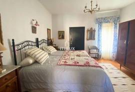 MANOR HOUSE IN TORREMOCHA (CÁCERES) – 555 M², PATIO, WINE CELLAR AND ELEVATOR
