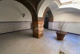 MANOR HOUSE IN TORREMOCHA (CÁCERES) – 555 M², PATIO, WINE CELLAR AND ELEVATOR