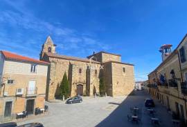 MANOR HOUSE IN TORREMOCHA (CÁCERES) – 555 M², PATIO, WINE CELLAR AND ELEVATOR