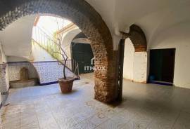 MANOR HOUSE IN TORREMOCHA (CÁCERES) – 555 M², PATIO, WINE CELLAR AND ELEVATOR
