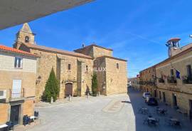 MANOR HOUSE IN TORREMOCHA (CÁCERES) – 555 M², PATIO, WINE CELLAR AND ELEVATOR