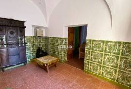 MANOR HOUSE IN TORREMOCHA (CÁCERES) – 555 M², PATIO, WINE CELLAR AND ELEVATOR