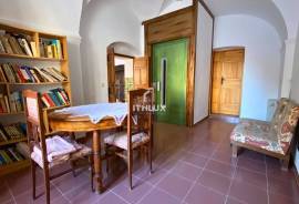 MANOR HOUSE IN TORREMOCHA (CÁCERES) – 555 M², PATIO, WINE CELLAR AND ELEVATOR