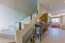 Fantastic fully renovated 3+1 bedroom townhouse in the prestigious Vila Sol golf resort.