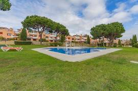 Fantastic fully renovated 3+1 bedroom townhouse in the prestigious Vila Sol golf resort.