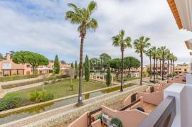 Fantastic fully renovated 3+1 bedroom townhouse in the prestigious Vila Sol golf resort.