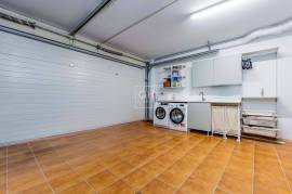 Fantastic fully renovated 3+1 bedroom townhouse in the prestigious Vila Sol golf resort.