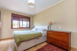 Fantastic fully renovated 3+1 bedroom townhouse in the prestigious Vila Sol golf resort.