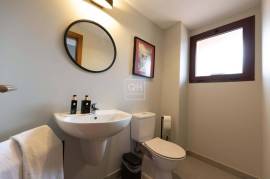 Fantastic fully renovated 3+1 bedroom townhouse in the prestigious Vila Sol golf resort.