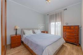 Fantastic fully renovated 3+1 bedroom townhouse in the prestigious Vila Sol golf resort.