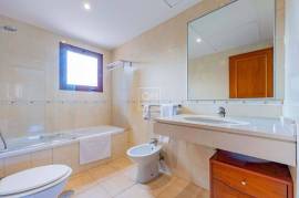 Fantastic fully renovated 3+1 bedroom townhouse in the prestigious Vila Sol golf resort.