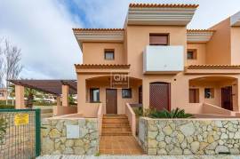 Fantastic fully renovated 3+1 bedroom townhouse in the prestigious Vila Sol golf resort.