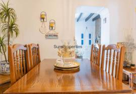 Village house with 4 bedrooms and terrace in Algarrobo village.