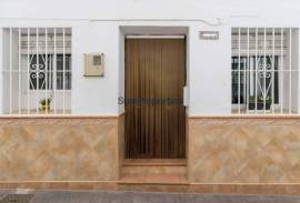 Village house with 4 bedrooms and terrace in Algarrobo village.