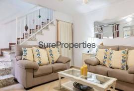 Village house with 4 bedrooms and terrace in Algarrobo village.