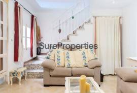 Village house with 4 bedrooms and terrace in Algarrobo village.