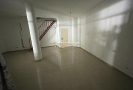 Stall shop with 57 m2 consisting of 2 floors located in Santiago do Cacém