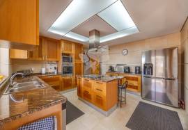 4+3 Bedroom Villa with Pool, Basement Apartment and Sea View for Sale in Olhão, Algarve