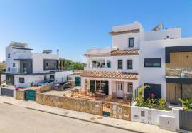 4+3 Bedroom Villa with Pool, Basement Apartment and Sea View for Sale in Olhão, Algarve