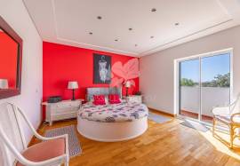 4+3 Bedroom Villa with Pool, Basement Apartment and Sea View for Sale in Olhão, Algarve