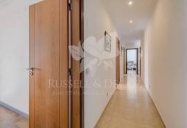 Light and airy Two bedroom apartment with interior parking, central Moncarapacho. Light and airy Two bedroom apartment with interior parking, central Moncarapacho.