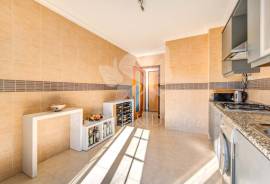 Light and airy Two bedroom apartment with interior parking, central Moncarapacho. Light and airy Two bedroom apartment with interior parking, central Moncarapacho.