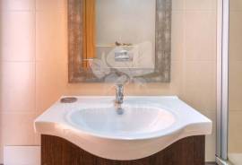 Light and airy Two bedroom apartment with interior parking, central Moncarapacho. Light and airy Two bedroom apartment with interior parking, central Moncarapacho.