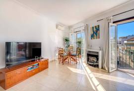 Light and airy Two bedroom apartment with interior parking, central Moncarapacho. Light and airy Two bedroom apartment with interior parking, central Moncarapacho.
