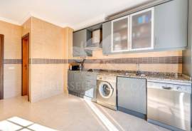 Light and airy Two bedroom apartment with interior parking, central Moncarapacho. Light and airy Two bedroom apartment with interior parking, central Moncarapacho.