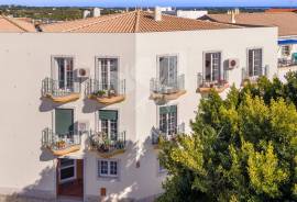 Light and airy Two bedroom apartment with interior parking, central Moncarapacho. Light and airy Two bedroom apartment with interior parking, central Moncarapacho.