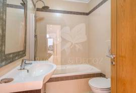 Light and airy Two bedroom apartment with interior parking, central Moncarapacho. Light and airy Two bedroom apartment with interior parking, central Moncarapacho.