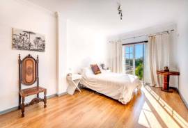 Light and airy Two bedroom apartment with interior parking, central Moncarapacho. Light and airy Two bedroom apartment with interior parking, central Moncarapacho.