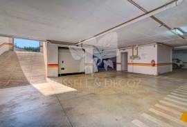 Light and airy Two bedroom apartment with interior parking, central Moncarapacho. Light and airy Two bedroom apartment with interior parking, central Moncarapacho.