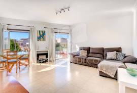 Light and airy Two bedroom apartment with interior parking, central Moncarapacho. Light and airy Two bedroom apartment with interior parking, central Moncarapacho.