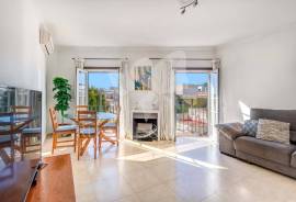 Light and airy Two bedroom apartment with interior parking, central Moncarapacho. Light and airy Two bedroom apartment with interior parking, central Moncarapacho.