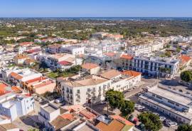 Light and airy Two bedroom apartment with interior parking, central Moncarapacho. Light and airy Two bedroom apartment with interior parking, central Moncarapacho.