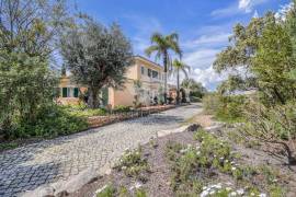 Beautiful 3+ bedroom villa with pool, guest annex,  double garage, lake, fab sea views, garden house. Moncarapacho
