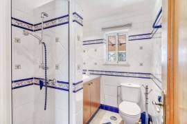 Beautiful 3+ bedroom villa with pool, guest annex,  double garage, lake, fab sea views, garden house. Moncarapacho