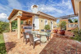 Beautiful 3+ bedroom villa with pool, guest annex,  double garage, lake, fab sea views, garden house. Moncarapacho
