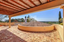 Beautiful 3+ bedroom villa with pool, guest annex,  double garage, lake, fab sea views, garden house. Moncarapacho