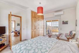 Beautiful 3+ bedroom villa with pool, guest annex,  double garage, lake, fab sea views, garden house. Moncarapacho