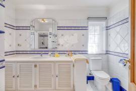 Beautiful 3+ bedroom villa with pool, guest annex,  double garage, lake, fab sea views, garden house. Moncarapacho