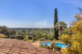 Beautiful 3+ bedroom villa with pool, guest annex,  double garage, lake, fab sea views, garden house. Moncarapacho