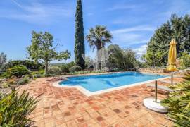 Beautiful 3+ bedroom villa with pool, guest annex,  double garage, lake, fab sea views, garden house. Moncarapacho