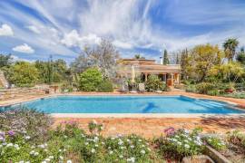 Beautiful 3+ bedroom villa with pool, guest annex,  double garage, lake, fab sea views, garden house. Moncarapacho