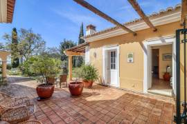 Beautiful 3+ bedroom villa with pool, guest annex,  double garage, lake, fab sea views, garden house. Moncarapacho