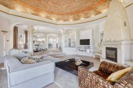 Beautiful 3+ bedroom villa with pool, guest annex,  double garage, lake, fab sea views, garden house. Moncarapacho