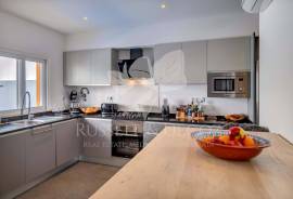 Contemporary 4 bedroom villa, perfect for families and second home buyers. Tavira